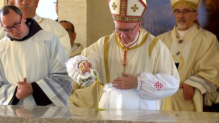 Cardinale Parolin, al Maghtas | Il cardinale Parolin consacra l'altare della nuova chiesa del Battesimo di Gesù, al Maghtas, Giordania, 10 gennaio 2025 | Vatican Media