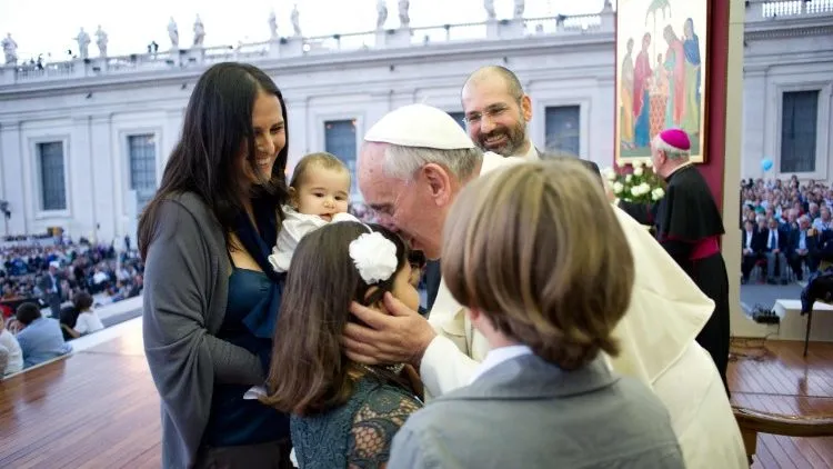 Papa Francesco e una famiglia