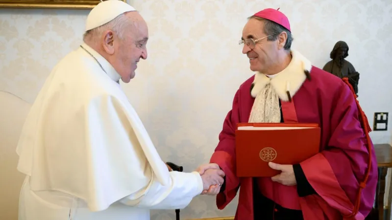 Papa Francesco e monsignor  Alejandro Arellano Cedillo |  | Vatican Media