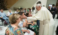 Papa Francesco con alcuni malati (immagine di repertorio) / Credit Vatican Media