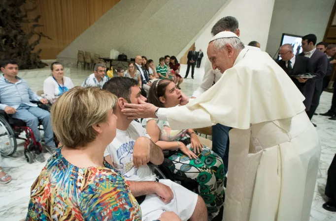 Papa Francesco con alcuni malati (immagine di repertorio) | Papa Francesco con alcuni malati (immagine di repertorio) | Credit Vatican Media