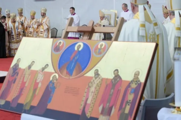 Papa Francesco mentre celebra la beatificazione di sette vescovi greco cattolici a Blaj, in Romania, il 2 giugno 2019. In primo piano, l'icona che raffigura i martiri / Vatican Media / ACI Group