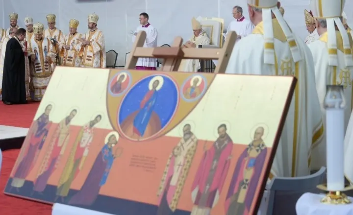 Papa Francesco a Blaj | Papa Francesco mentre celebra la beatificazione di sette vescovi greco cattolici a Blaj, in Romania, il 2 giugno 2019. In primo piano, l'icona che raffigura i martiri | Vatican Media / ACI Group