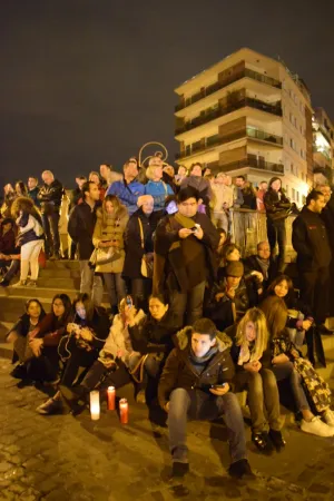 Fedeli alla Via Crucis del Colosseo |  | Melania Forgione