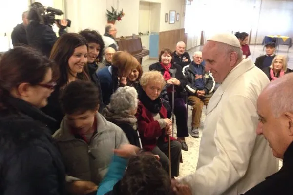 Papa Francesco, il primo venerdì di misericordia nella casa di riposo, Roma, 15 gennaio 2016 / Twitter @Jubilee.va