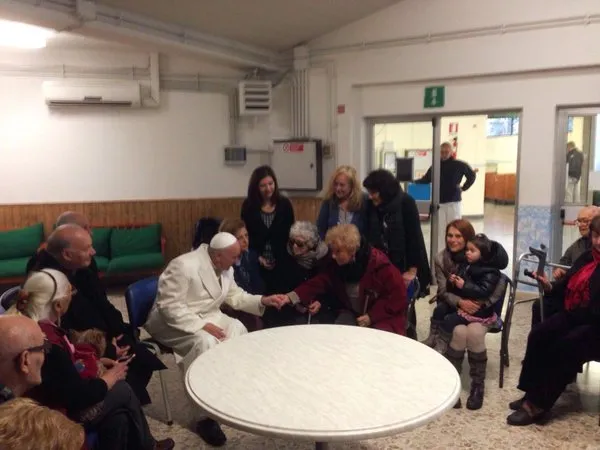 Papa Francesco in casa di riposo | Papa Francesco, il primo venerdì di misericordia nella casa di riposo, Roma, 15 gennaio 2016 | Twitter @Jubilee.va