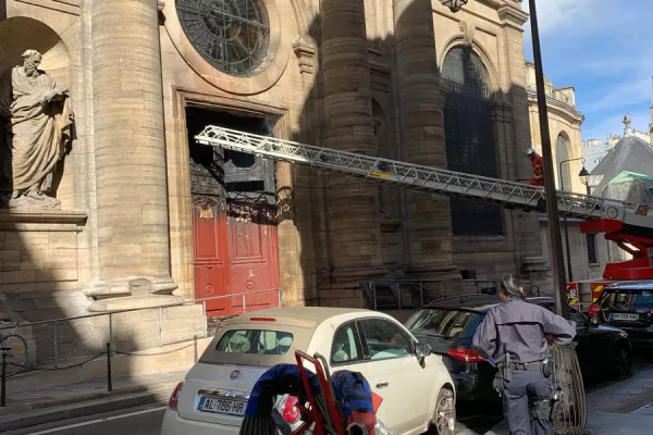 La chiesa di St. Sulpice, a Parigi, dopo l'incendio del 17 marzo / Twitter