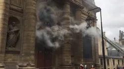 L'incendio nella Chiesa di St. Sulpice a Parigi / twitter