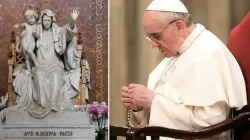 La statua di Maria Regina Pacis in Santa Maria Maggiore. Foto: Pinterest / Papa Francisco. Foto: Vatican Media / La statua di Maria Regina Pacis in Santa Maria Maggiore. Foto: Pinterest / Papa Francisco. Foto: Vatican Media