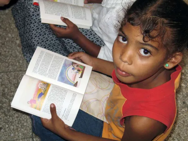 Bambina con una Bibbia in mano |  | ACS Italia 