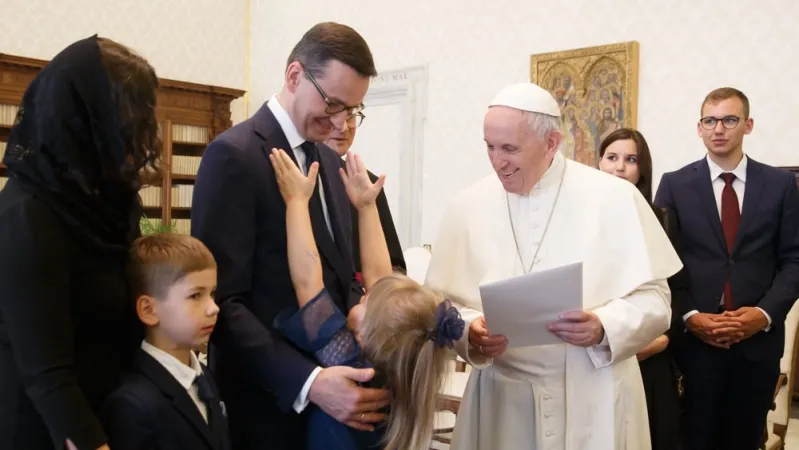 Papa Francesco e Morawiecki  | Papa Francesco incontra la famiglia del premier Morawiecki dopo l'udienza privata, Palazzo Apostolico Vaticano, 4 giugno 2018  | Twitter presidenza del Consiglio Polacca - @PremierRP