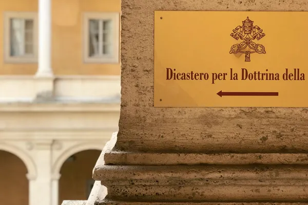 Indicazione del Dicastero per la Dottrina della Fede nel Palazzo del Sant'Uffizio / Iglesiaactualidad