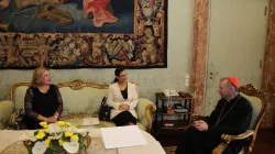 La vicepresidente di Panama Isabel de St. Malo de Alverado e l'ambasciatore di Panama presso la Santa Sede Miroslava Rosas Vargas incontrano il Cardinale Pietro Parolin nel Palazzo Apostolico Vaticano, 19 luglio 2018 / Twitter @cancilleriapma