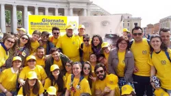 Don Fortunato Di Noto, con alcuni volontari, a San Pietro per la Giornata Bambini Vittime di Violenza  / Associazione Meter Onlus