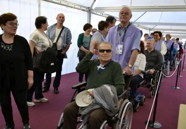 Disabili Sindone | In fila per l'ostensione della Sindone | sindone.org