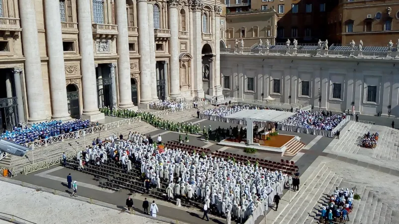 I ragazzi partecipano alla messa  |  | @cammininsieme TW