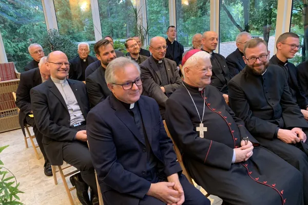 I gesuiti a Vilnius ascoltano Papa Francesco in nunziatura / Twitter @antoniospadaro