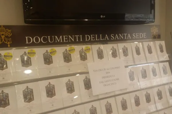 Alcuni documenti della Santa Sede esposti in una libreria LEV / Andrea Gagliarducci / ACI Stampa