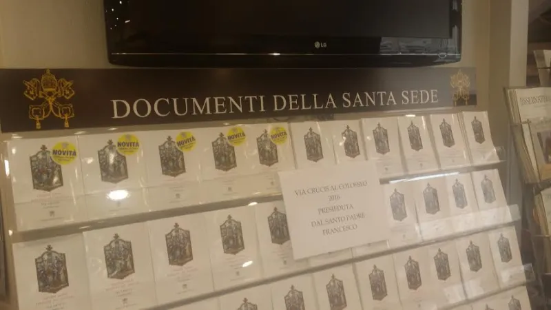 Documenti della Santa Sede | Alcuni documenti della Santa Sede esposti in una libreria LEV | Andrea Gagliarducci / ACI Stampa