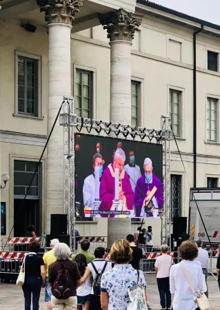 Funerali di don Malgesini | I funerali di don Malgesini, visti da una piazza di Como | pd da Twitter