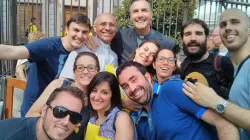 Don Claudio Belfiore con il Rettor Maggiore dei Salesiani Miguel Angel Artime e un gruppo di giovani al termine dell'incontro con Papa Francesco a Valdocco, Torino, 21 giugno 2015 / dal profilo Facebook di don Claudio Belfiore