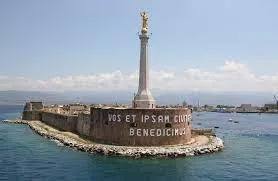 La statua della Madonna della lettera al porto di Messina |  | comune.messina.it