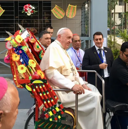 Il Papa in risciò nel cortile dell' arcivescovado |  | Antonio Spadaro TW