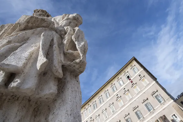 Veduta dal basso di uno degli Angelus di Papa Francesco / Vatican Media / ACI Group