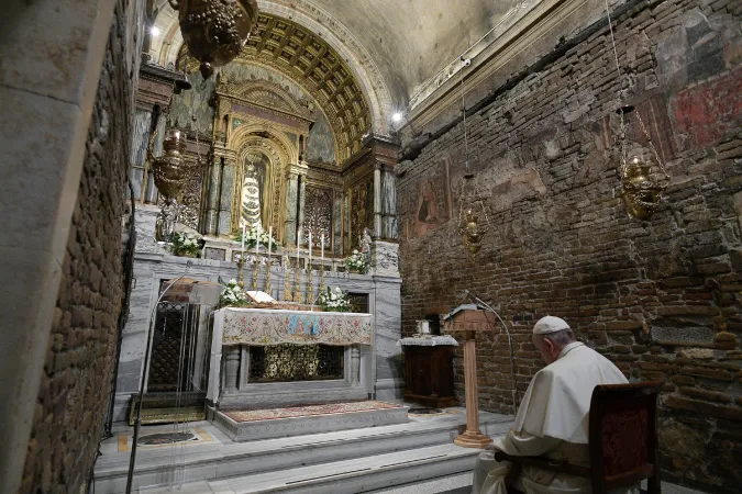 Papa Francesco a Loreto | Papa Francesco in preghiera davanti alla Vergine di Loreto, Loreto, 25 marzo 2019 | Vatican Media / ACI Group