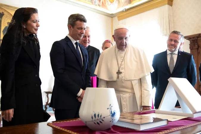 Papa Francesco e i principi consorti di Danimarca | Papa Francesco con i principi Frederick e Mary di Danimarca, Palazzo Apostolico Vaticano, 8 novembre 2018 | Vatican Media / ACI Group 