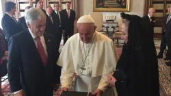 Papa Francesco, il presidente cileno Sebastián Piñera Echenique e la moglie Cecilia Morel allo scambio dei doni, Palazzo Apostolico Vaticano, 13 ottobre 2018 / Twitter @presidencia_cl