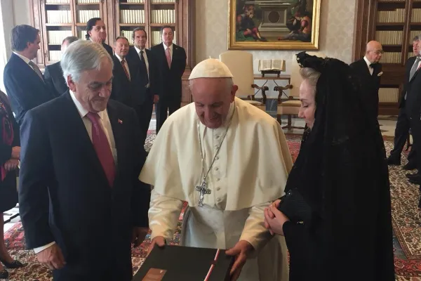 Papa Francesco, il presidente cileno Sebastián Piñera Echenique e la moglie Cecilia Morel allo scambio dei doni, Palazzo Apostolico Vaticano, 13 ottobre 2018 / Twitter @presidencia_cl