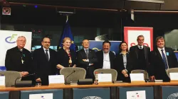 Foto di gruppo al termine dell'incontro di alto livello al Parlamento Europeo, 6 novembre 2018. Sulla destra, Antoine Renard, presidente della FAFCE. Alla sua sinistra, Gabriella Gambino, sottosegretario del Dicastero Laici, Famiglia e Vita / Twitter @fafceinfo