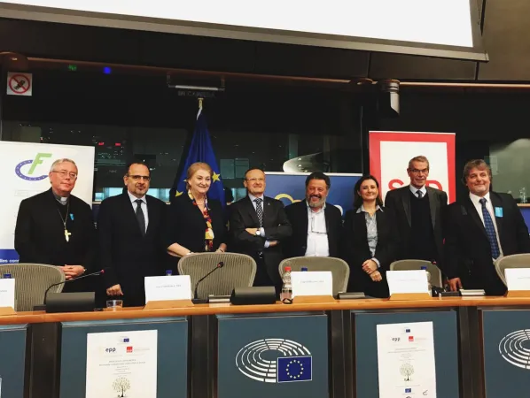 Evento FAFCE a Bruxelles | Foto di gruppo al termine dell'incontro di alto livello al Parlamento Europeo, 6 novembre 2018. Sulla destra, Antoine Renard, presidente della FAFCE. Alla sua sinistra, Gabriella Gambino, sottosegretario del Dicastero Laici, Famiglia e Vita | Twitter @fafceinfo