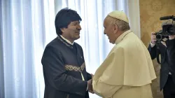 Papa Francesco saluta il presidente boliviano Evo Morales, Palazzo Apostolico Vaticano, 15 dicembre 2017 / Twitter di Evo Morales 