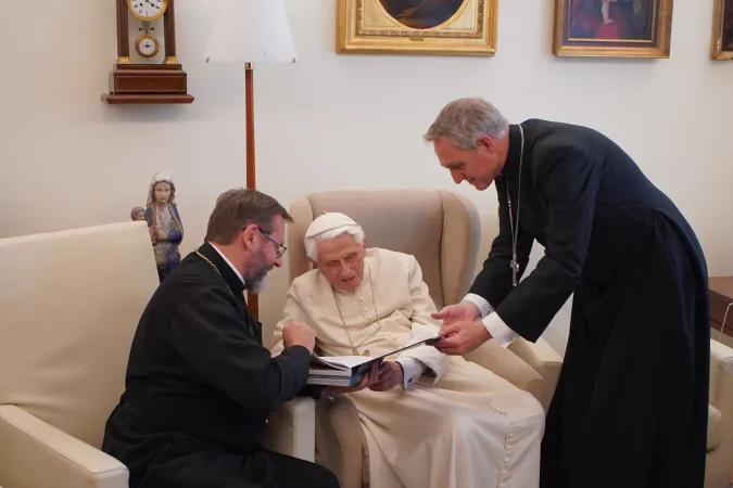 Benedetto XVI e Sviatoslav Shevchuk | Il Papa emerito Benedetto XVI con Sua Beatitudine Shevchuk e alcuni metropoliti del Sinodo della Chiesa Greco Cattolica Ucraina, 10 settembre, Monastero Mater Ecclesiae, Vaticano | Segreteria Arcivescovo Maggiore della Chiesa Greco Cattolica Ucraina