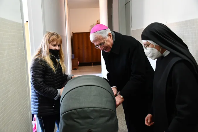 Le monache di Cascia con i rifugiati |  | Arcidiocesi Spoleto Norcia