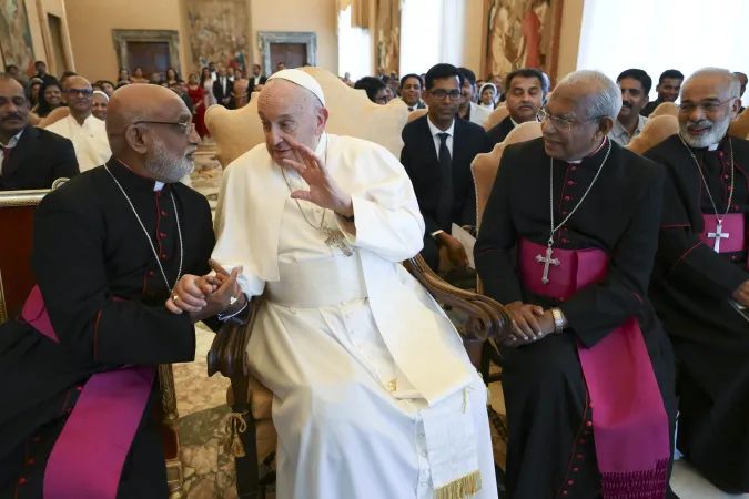 Papa Francesco, Thattil | Papa Francesco parla con l'arcivescovo maggiore Thattil durante l'udienza con i fedeli siro-malabaresi, 13 maggio 2024 | Vatican Media / ACi Group