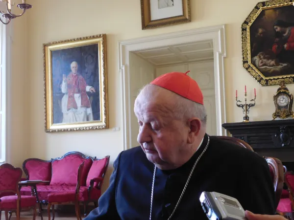 Cardinal Stanislao Dziwisz | Il Cardinal Stanislao Dziwisz, arcivescovo di Cracovia, nel salotto dell'Arcivescovado di Cracovia parla con i giornalisti, 18 marzo 2016 | Andrea Gagliarducci / ACI Stampa