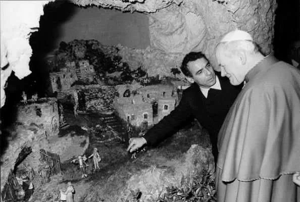 Giovanni Paolo II con Giuseppe Ianni ideatore del Presepe dei Netturbini di Roma | Giovanni Paolo II con Giuseppe Ianni ideatore del Presepe dei Netturbini di Roma | TW/ @sm_varisco