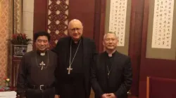 L'arcivescovo Claudio Maria Celli durante la sua missione in Cina, tra i vescovi Zhuang e Guo, che hanno lasciato su richiesta vaticana la guida delle loro diocesi per aiutare a favorire l'accordo / da Twitter @francescosisci