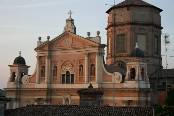 Un particolare della facciata del Duomo di Carpi / Wikimedia Commons