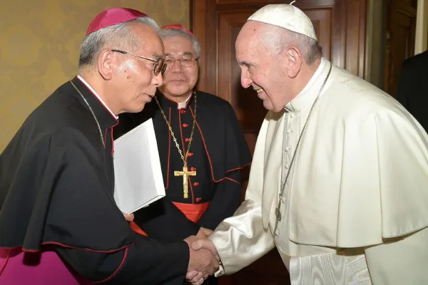 Papa Francesco saluta l'arcivescovo Takami di Nagasaki al termine dell'udienza ai presuli del Giappone del 17 dicembre scorso  / Vatican News