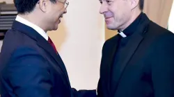 Monsignor Camilleri con il viceministro degli Esteri vietnamita Bui Thanh Son durante l'incontro bilaterale Vietnam Santa Sede / Twitter @@MOFAVietNam
