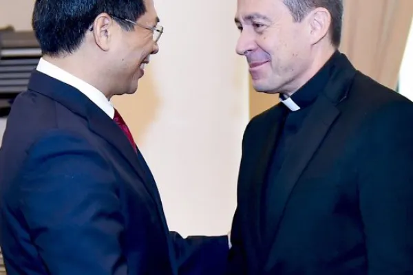 Monsignor Camilleri con il viceministro degli Esteri vietnamita Bui Thanh Son durante l'incontro bilaterale Vietnam Santa Sede / Twitter @@MOFAVietNam
