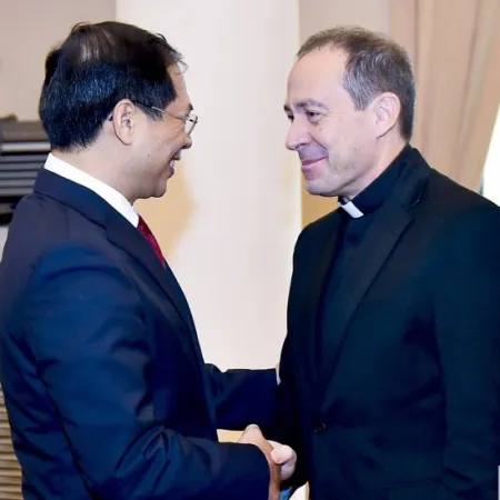 Monsignor Camilleri in Vietnam | Monsignor Camilleri con il viceministro degli Esteri vietnamita Bui Thanh Son durante l'incontro bilaterale Vietnam Santa Sede | Twitter @@MOFAVietNam
