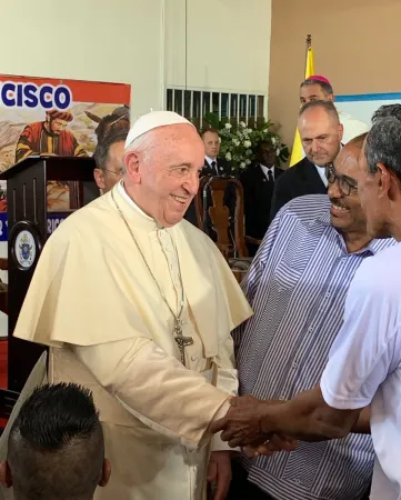 Papa Francesco a Panama | Papa Francesco arriva all'Hogar el Buen Samaritano per l'Angelus, Panama, 27 gennaio 2019 | Twitter @antoniospadaro