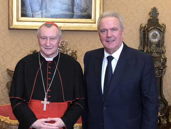 Cardinale Parolin e Nevan Mimica | Il Cardinale Pietro Parolin con il commissario UE Nevan Mimica al termine del loro incontro in Vaticano del 15 febbraio 2019 | Twitter @MimicaEU