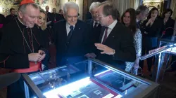 Il Cardinale Pietro Parolin, il presidente Sergio Mattarella e l'ambasciatore Pietro Sebastiani, a Palazzo Borromeo, visitano una mostra dedicata ai 90 anni dei Patti Lateranensi / Twitter @Quirinale