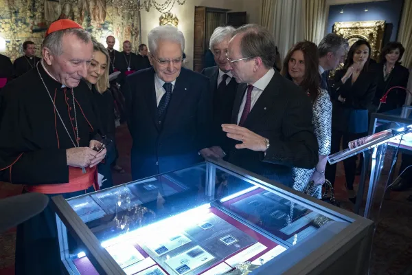 Il Cardinale Pietro Parolin, il presidente Sergio Mattarella e l'ambasciatore Pietro Sebastiani, a Palazzo Borromeo, visitano una mostra dedicata ai 90 anni dei Patti Lateranensi / Twitter @Quirinale